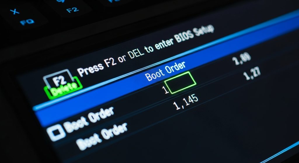 부팅 순서를 조정하는 BIOS 메뉴 화면이 파란 톤으로 표시된 이미지